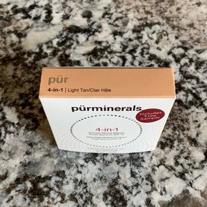 PÜR 4-in-1 Pressed Mineral Pwder Foundation SPF 15